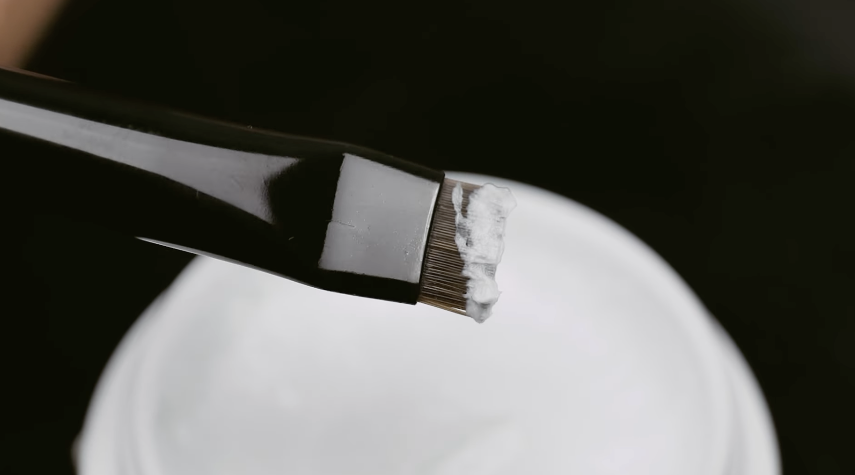 LASH BALM BRUSH Pędzel do nakładania kleju